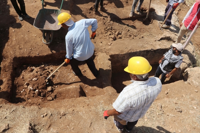 Zerzevan Kalesi'nde bin 700 yıllık kaya mezarlığı ve gizli geçit bulundu